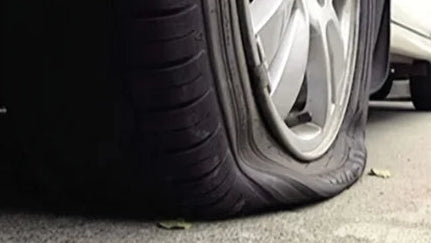 Tire repair set for travel and tourism with step-by-step instructions on fixing a punctured tire.